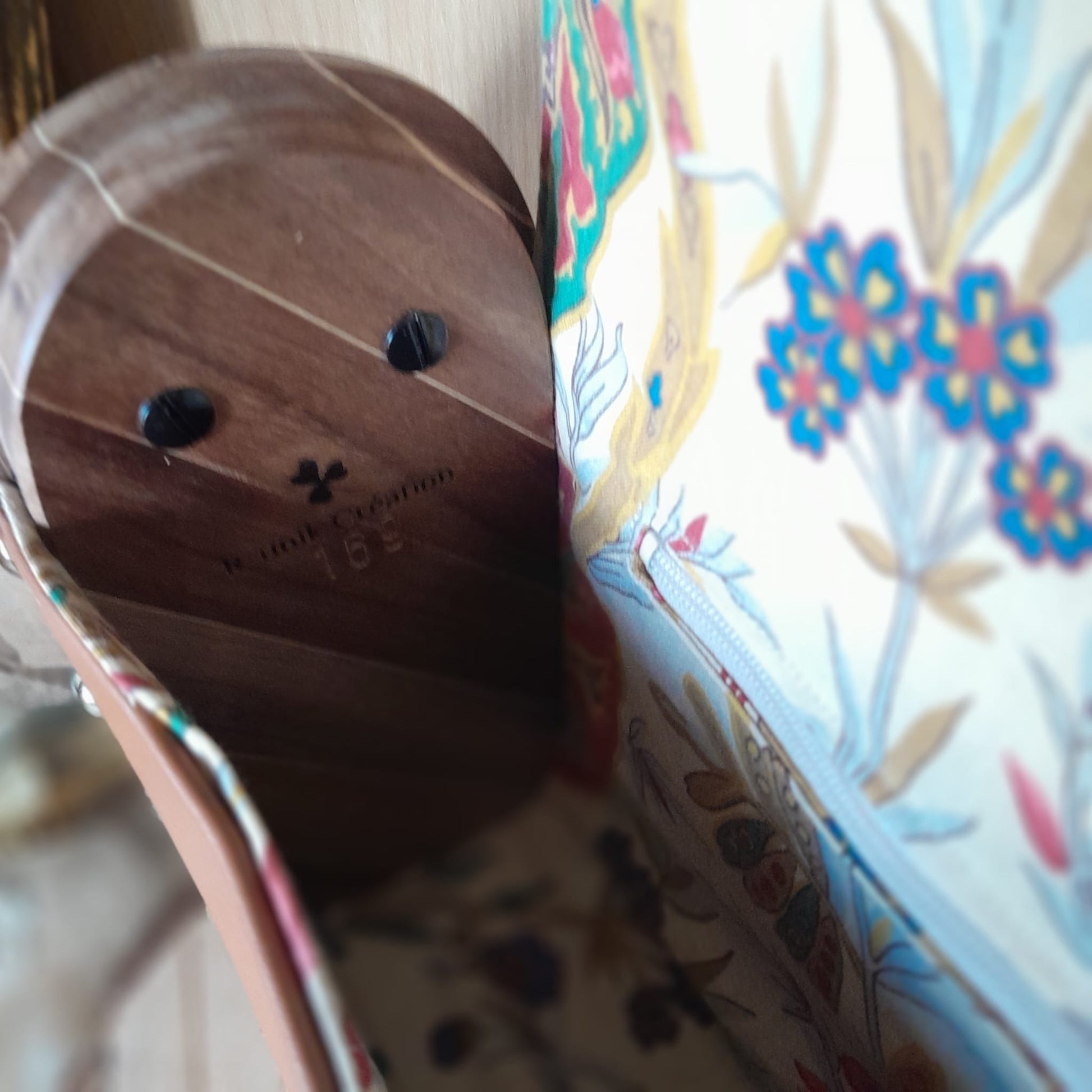 Sac cartable artisanal côtés bois noyer d'Amérique marc de raisin caramel fermeture cartouchière intérieur côté bois