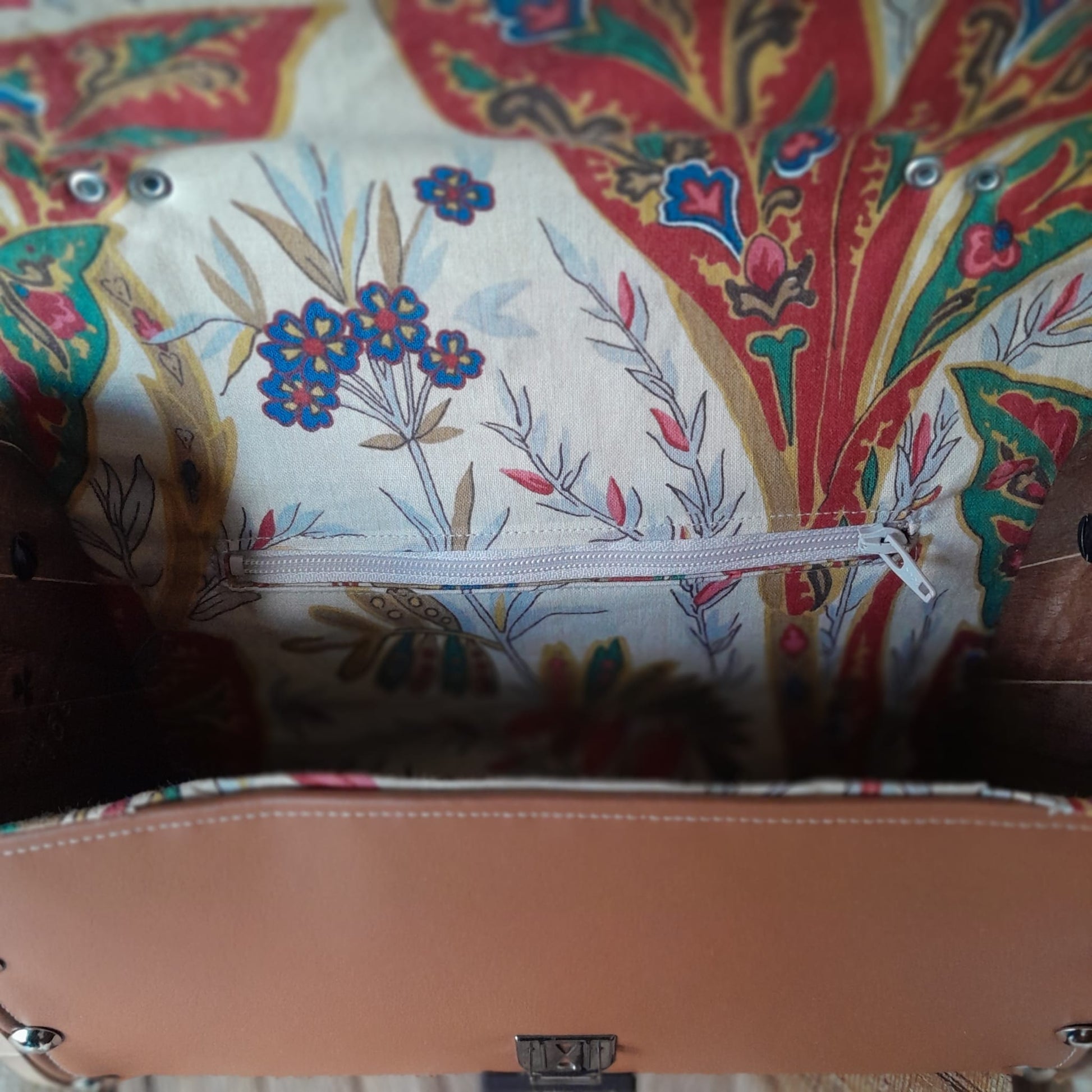 Sac cartable artisanal côtés bois noyer d'Amérique marc de raisin caramel fermeture cartouchière poche intérieure