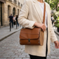 Sac cartable artisanal côtés bois noyer d'Amérique marc de raisin caramel fermeture cartouchière porté