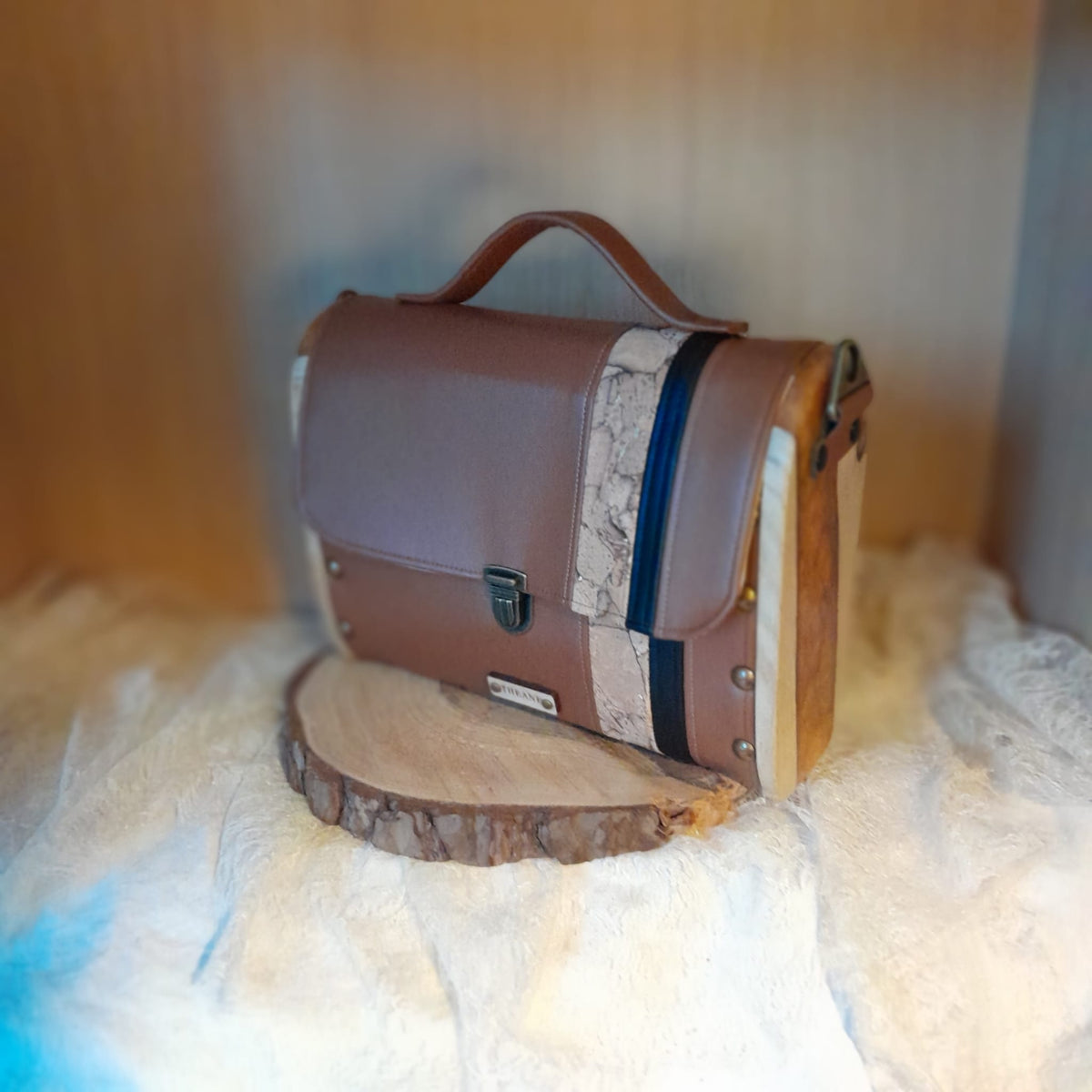 Cartable vegan caramel en raisin avec bande de liège or, vu 3 quarts gauche