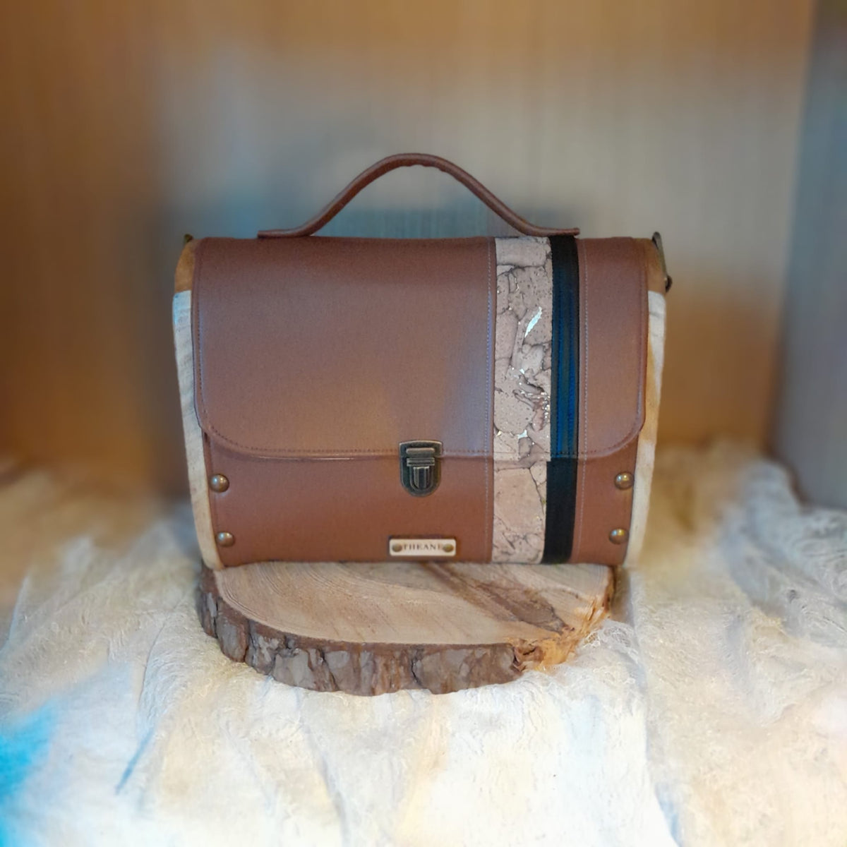Cartable vegan caramel en raisin avec bande de liège or, de face
