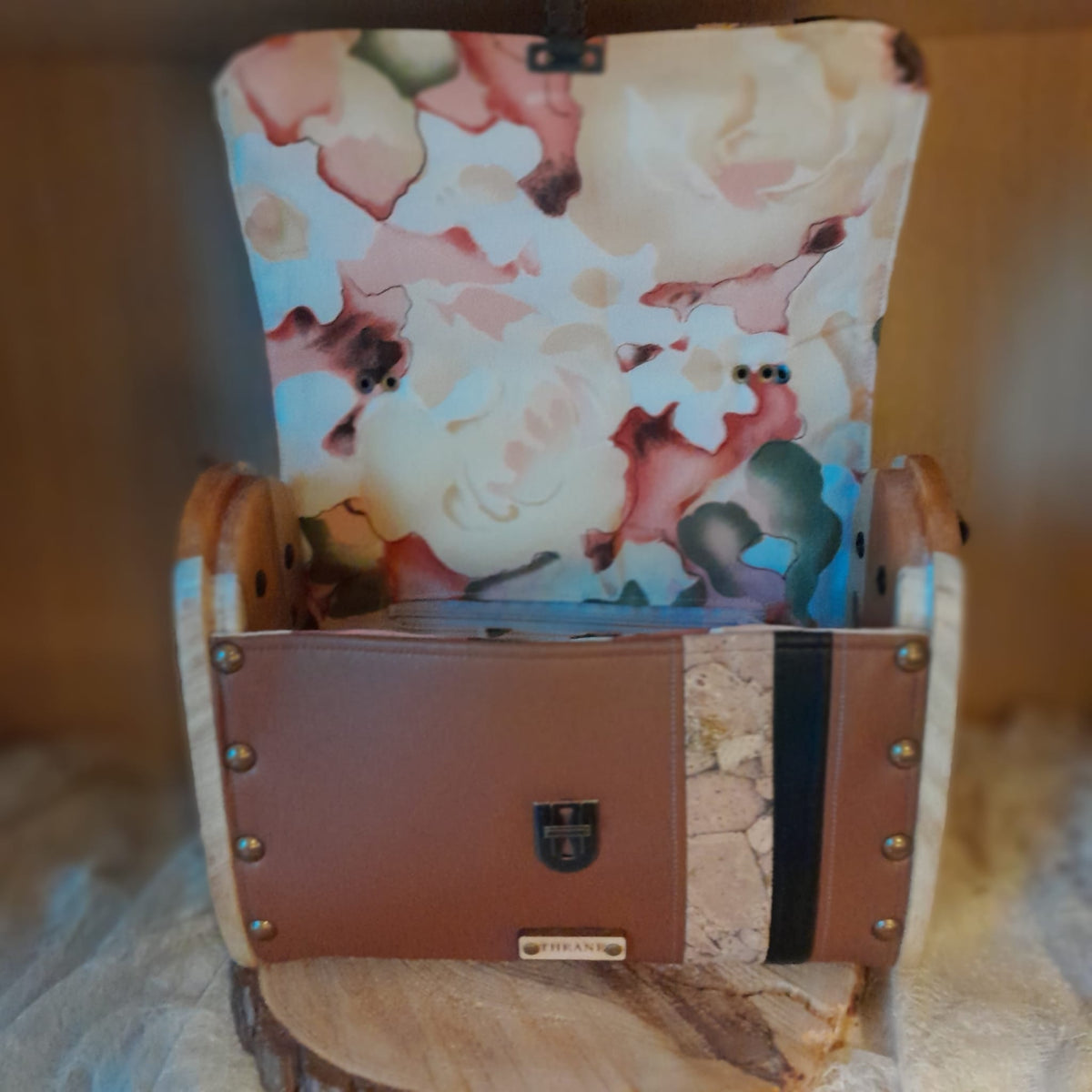 Cartable vegan caramel en raisin avec bande de liège or, ouvert