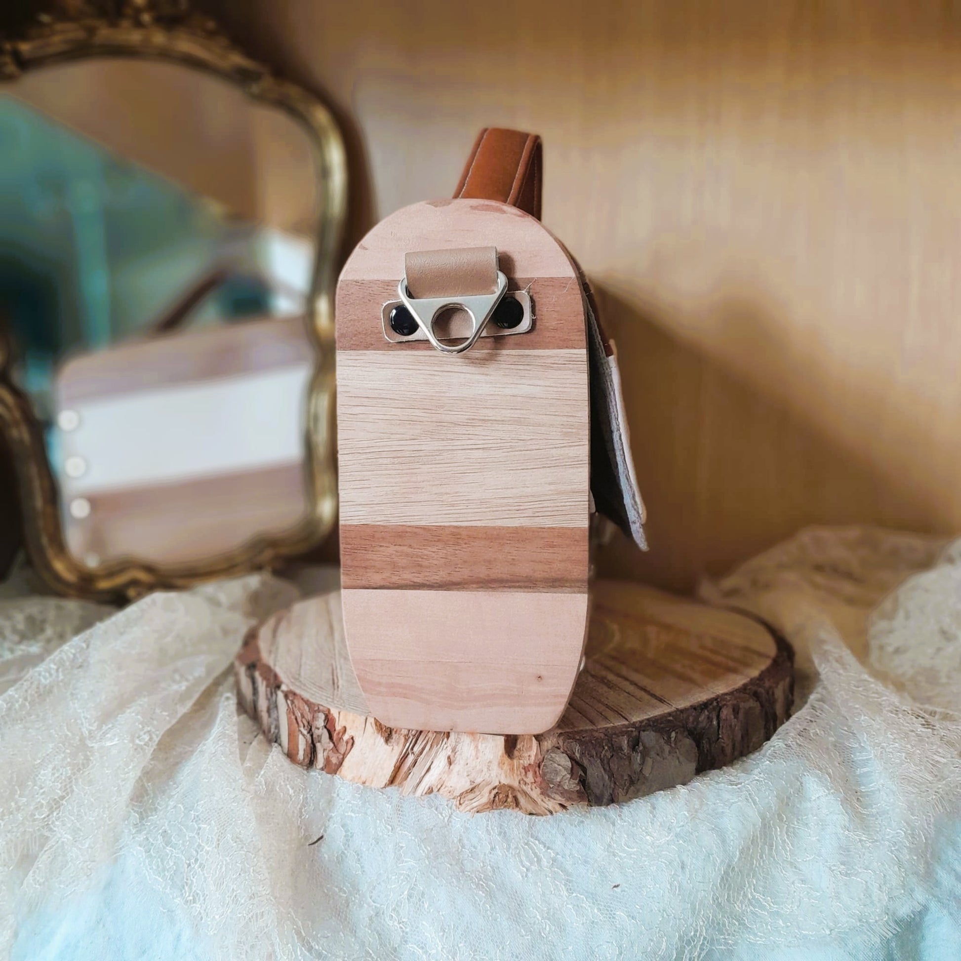 Sac cartable artisanal tons naturels camel sable caramel trois bois précieux détail côté