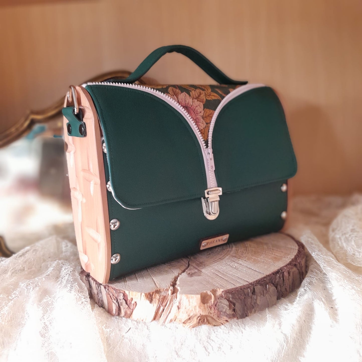 Sac cartable artisanal côtés bois poirier marc de raisin vert fermeture cartouchière