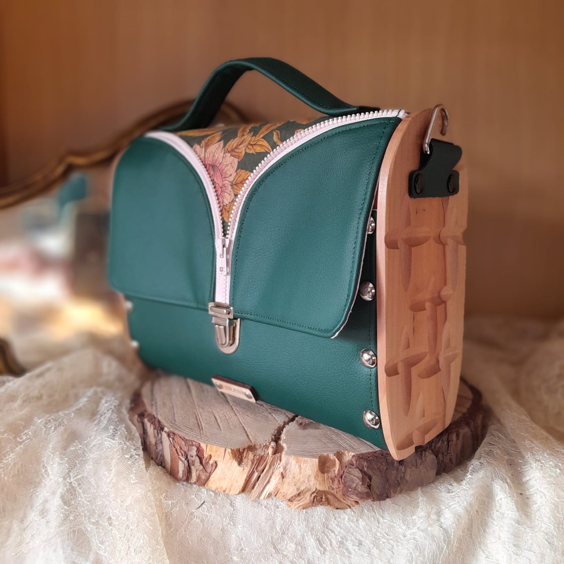 Sac cartable artisanal côtés bois poirier marc de raisin vert fermeture cartouchière