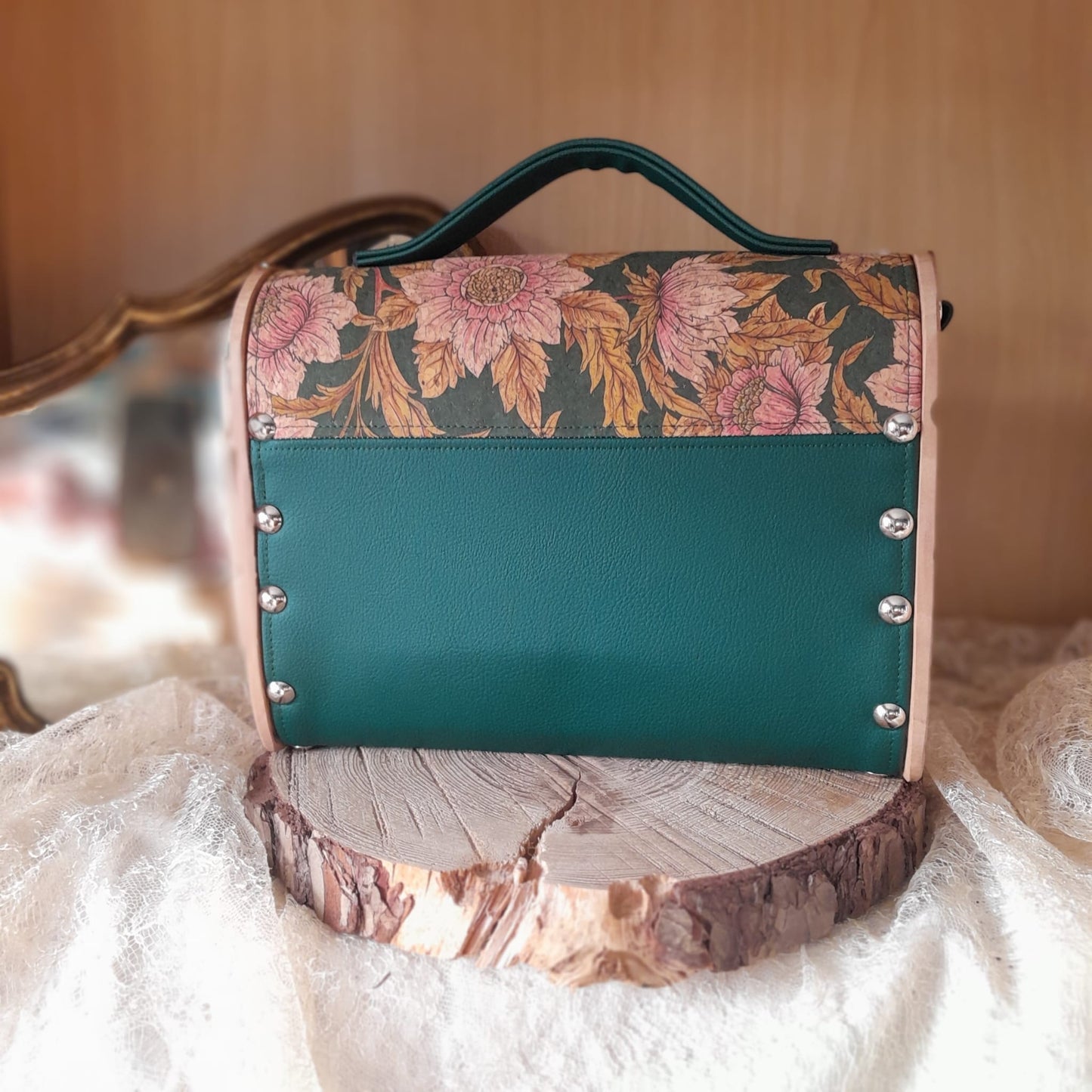 Sac cartable artisanal côtés bois poirier marc de raisin vert fermeture cartouchière