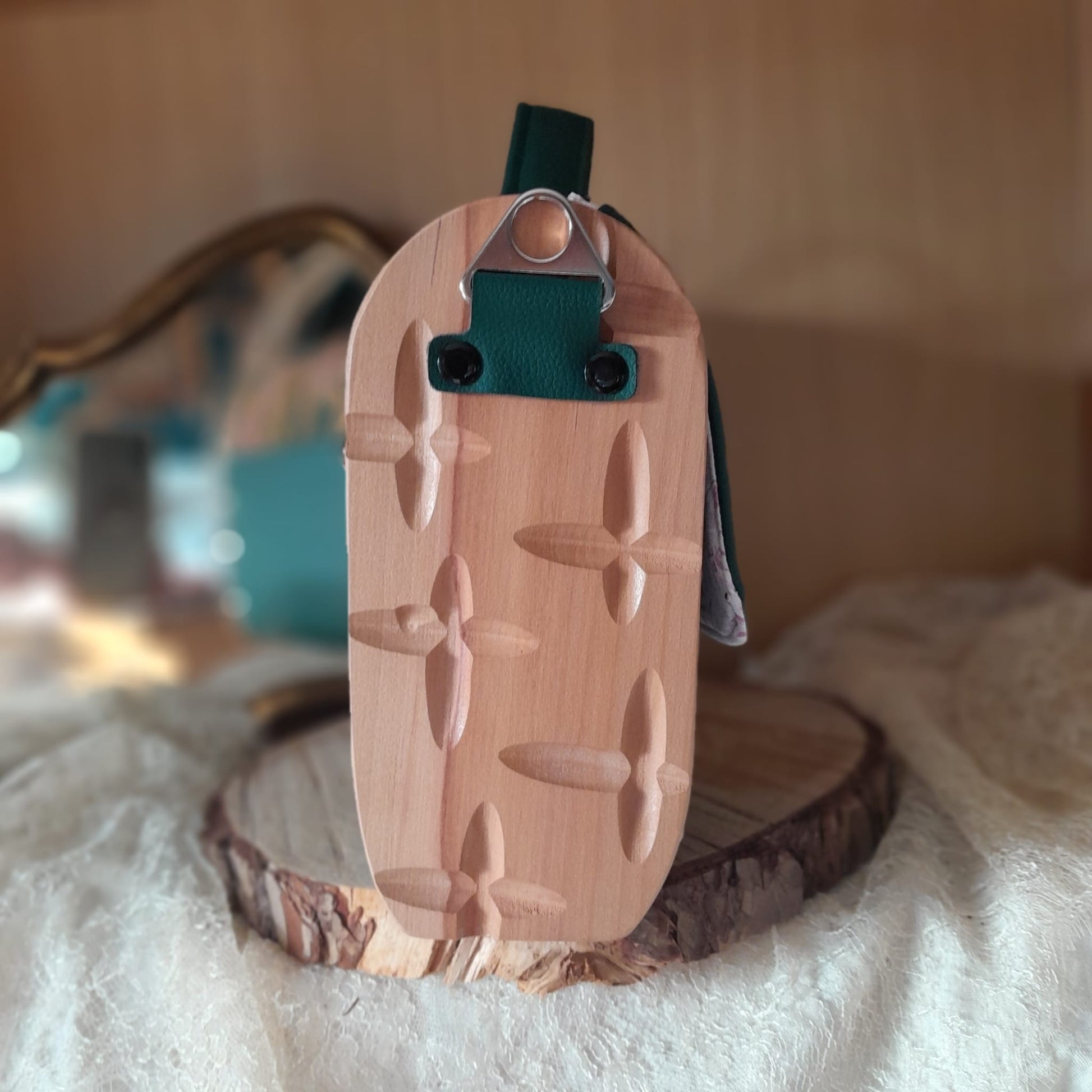 Sac cartable artisanal côtés bois poirier marc de raisin vert fermeture cartouchière détail côtés bois sculpté