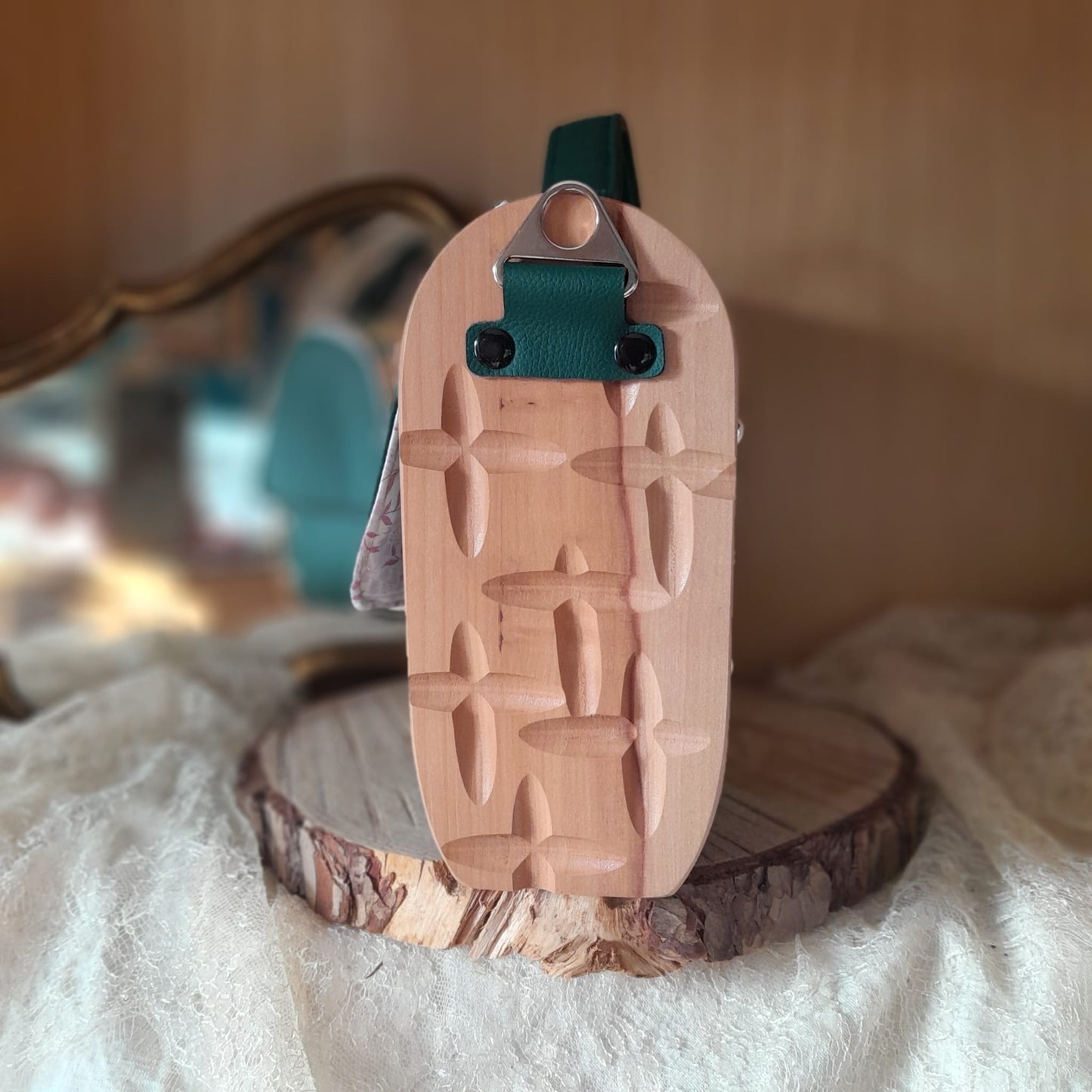 Sac cartable artisanal côtés bois poirier marc de raisin vert fermeture cartouchière détail côtés bois