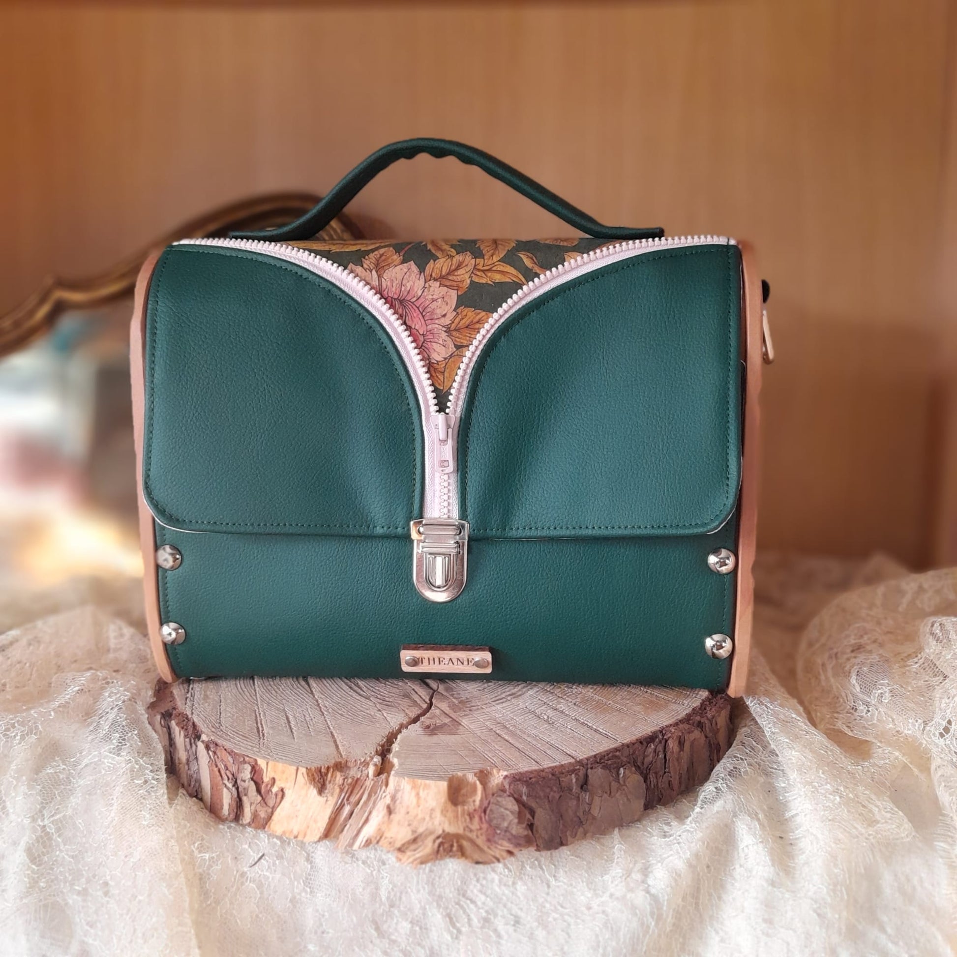 Sac cartable artisanal côtés bois poirier marc de raisin vert fermeture cartouchière