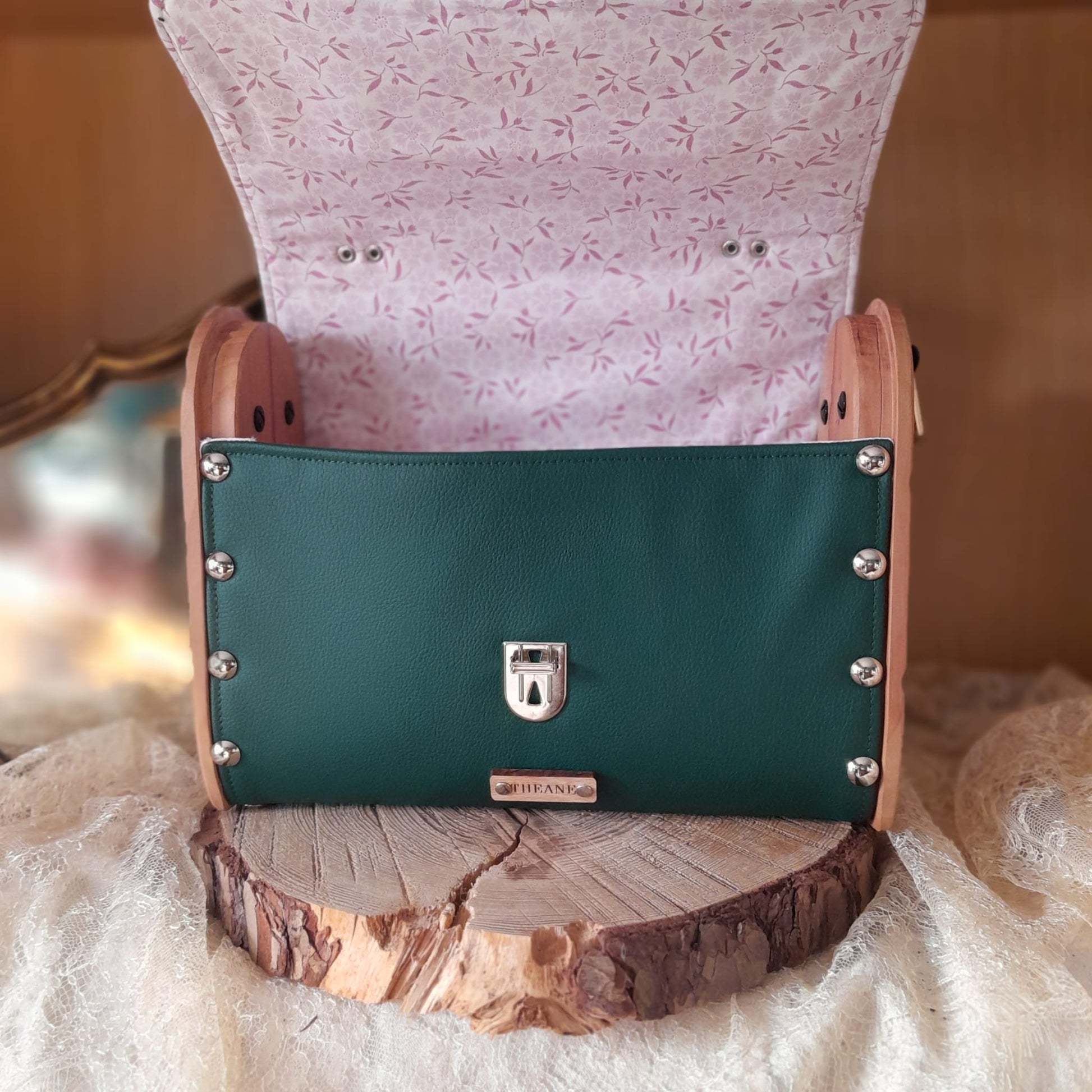 Sac cartable artisanal côtés bois poirier marc de raisin vert fermeture cartouchière ouvert