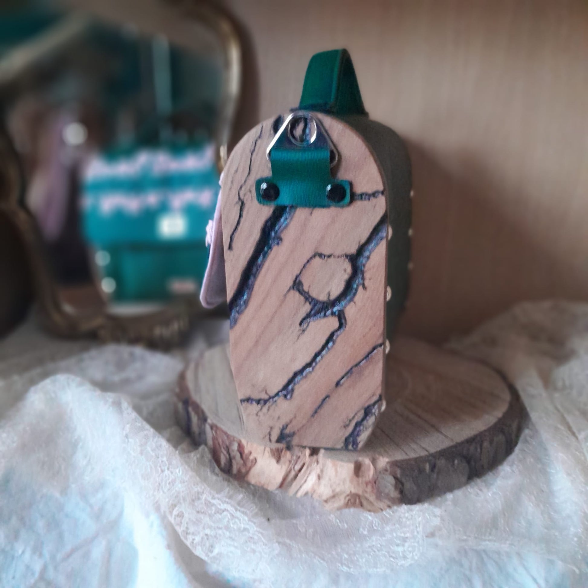 Sac cartable vert émeraude broderie florale rose bois orme Lichtenberg