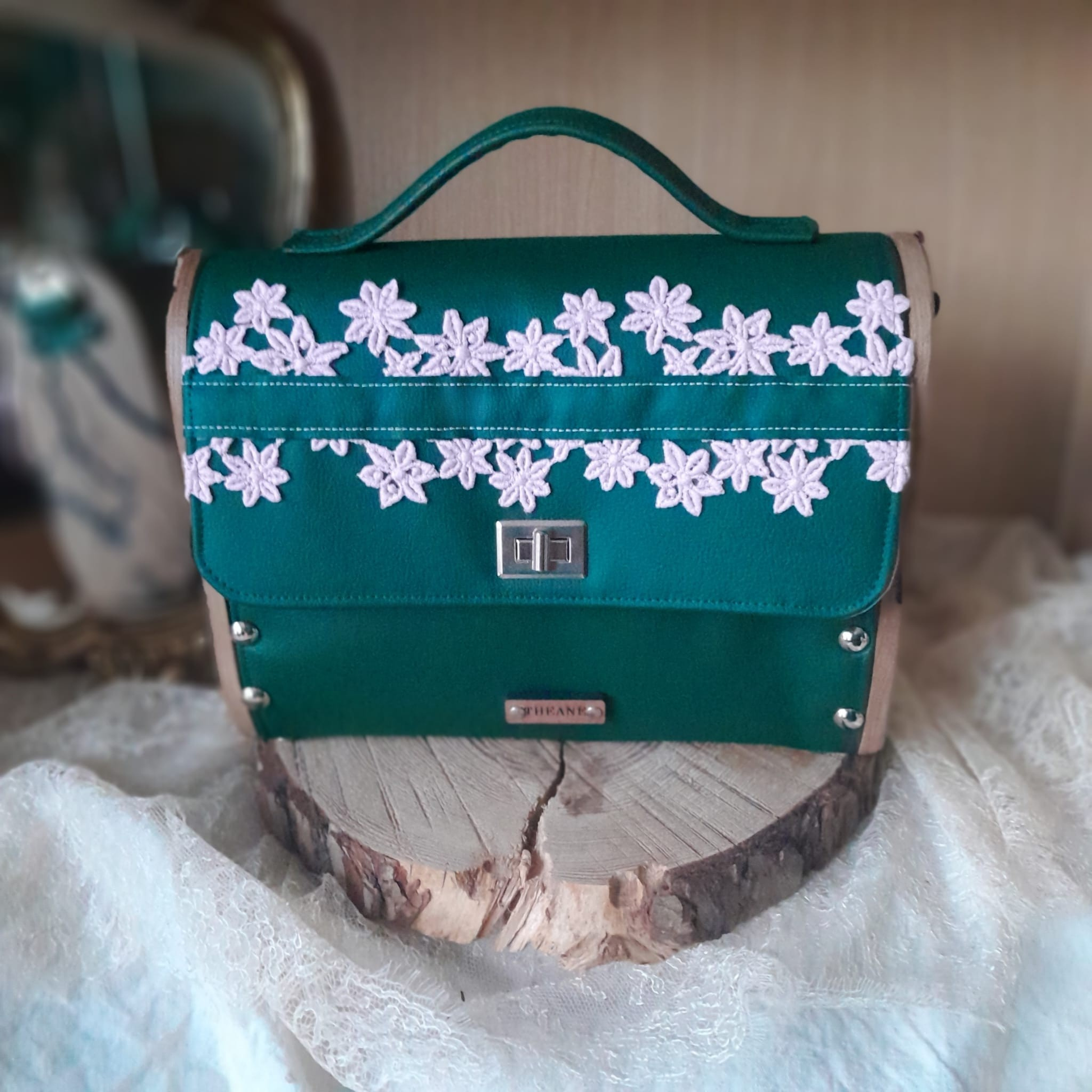 Sac cartable vert émeraude broderie florale rose bois orme Lichtenberg