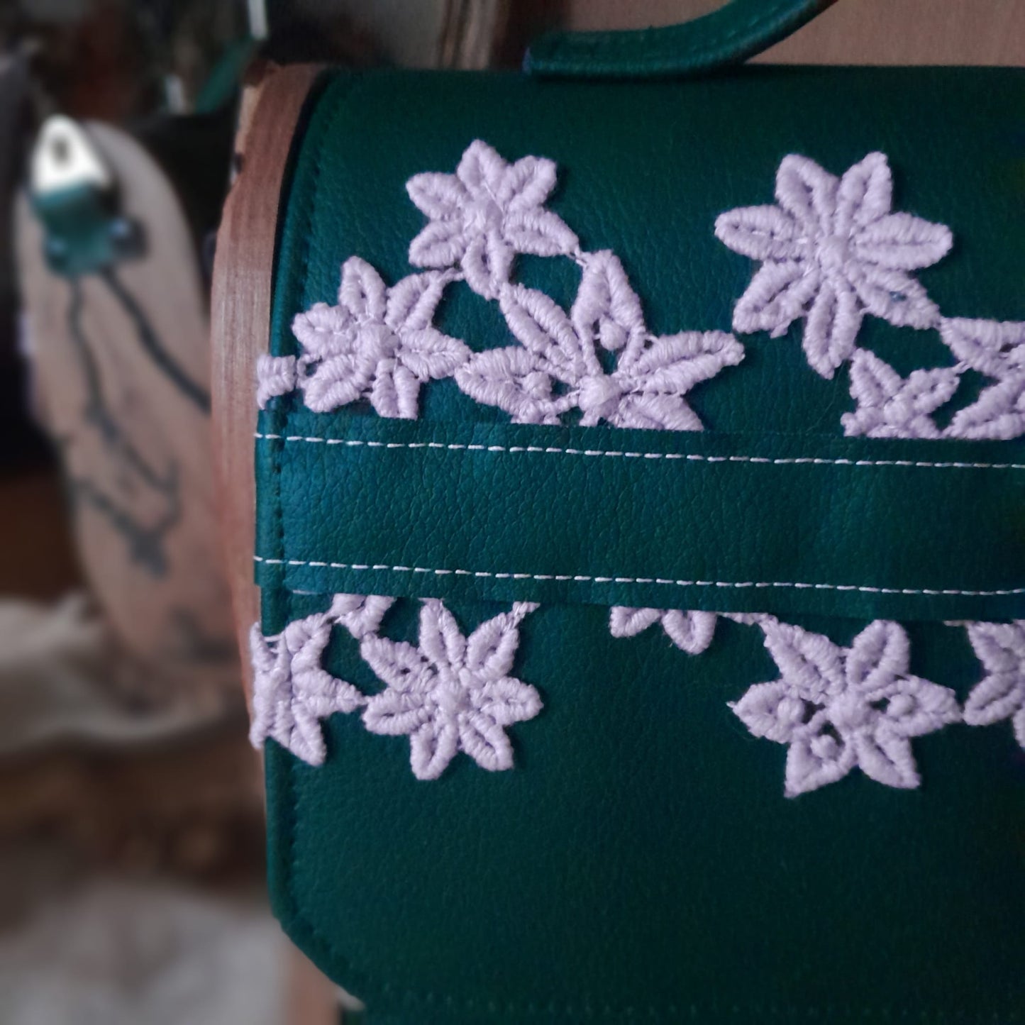 Sac cartable vert émeraude broderie florale rose bois orme Lichtenberg