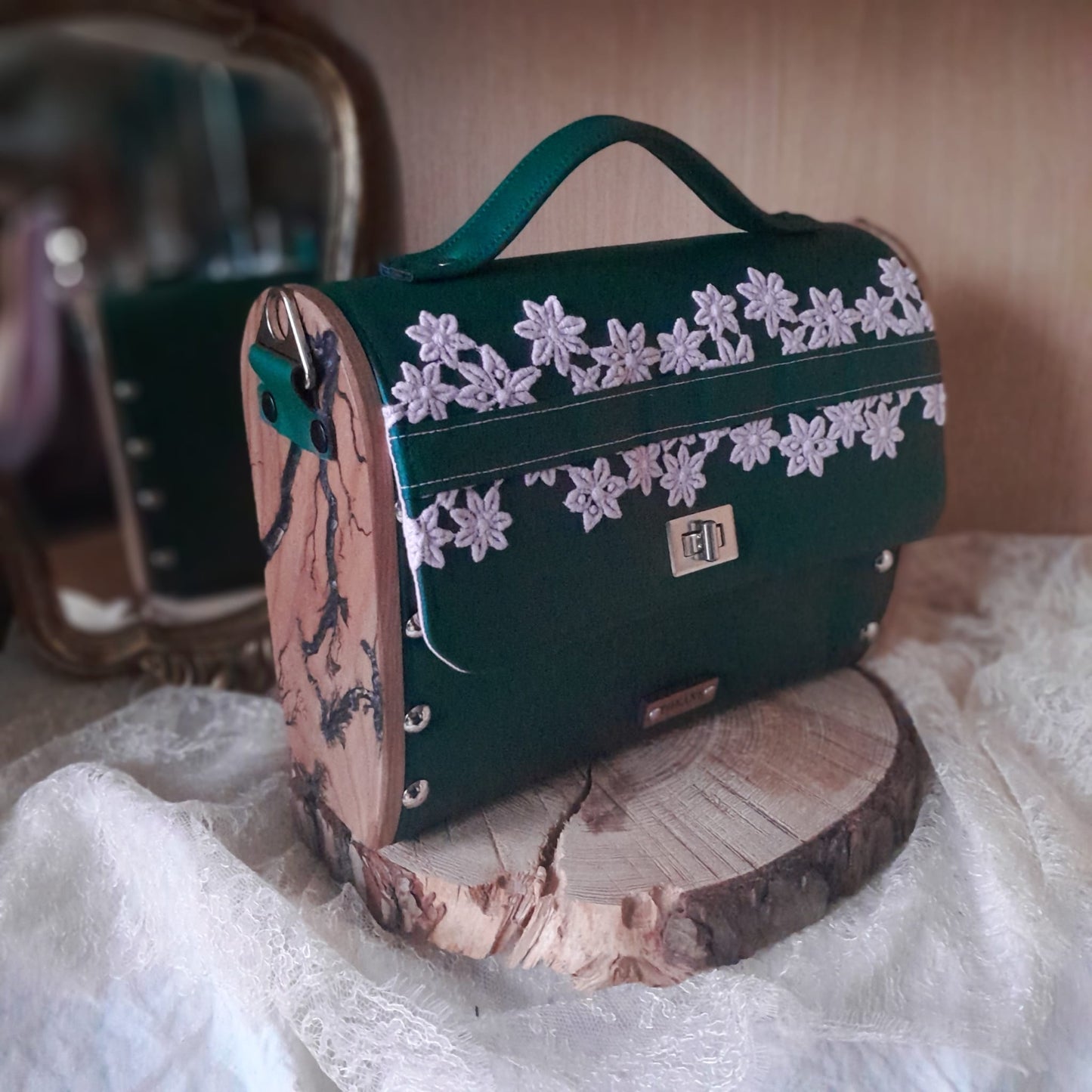 Sac cartable vert émeraude broderie florale rose bois orme Lichtenberg