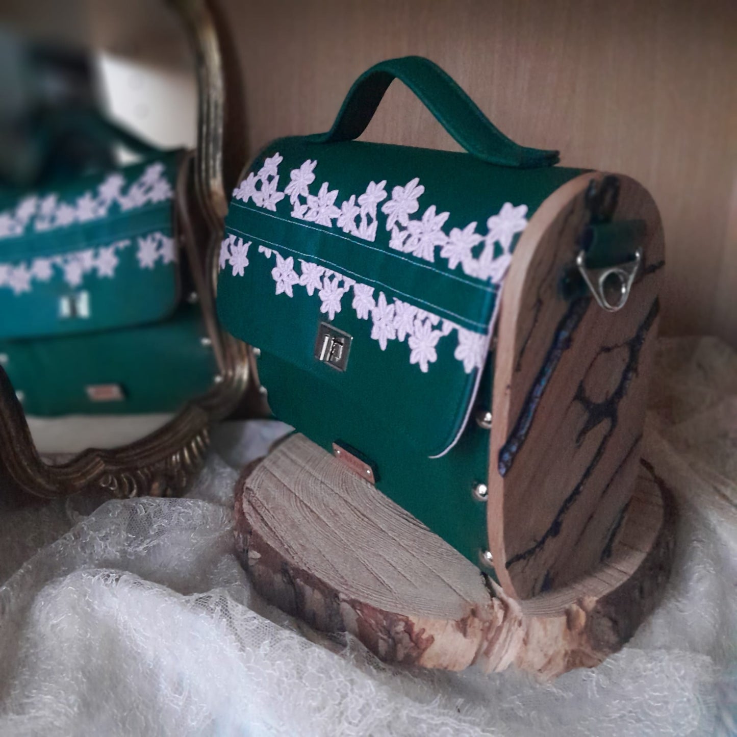 Sac cartable vert émeraude broderie florale rose bois orme Lichtenberg