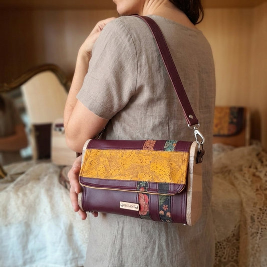 Femme portant mini sac bandoulière bordeaux liège jaune bois chêne hêtre