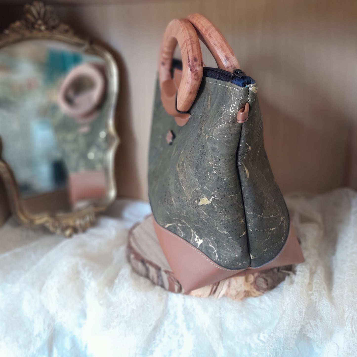 Sac cabas alter-cuir de raisin caramel, liège et poignées en bois 122