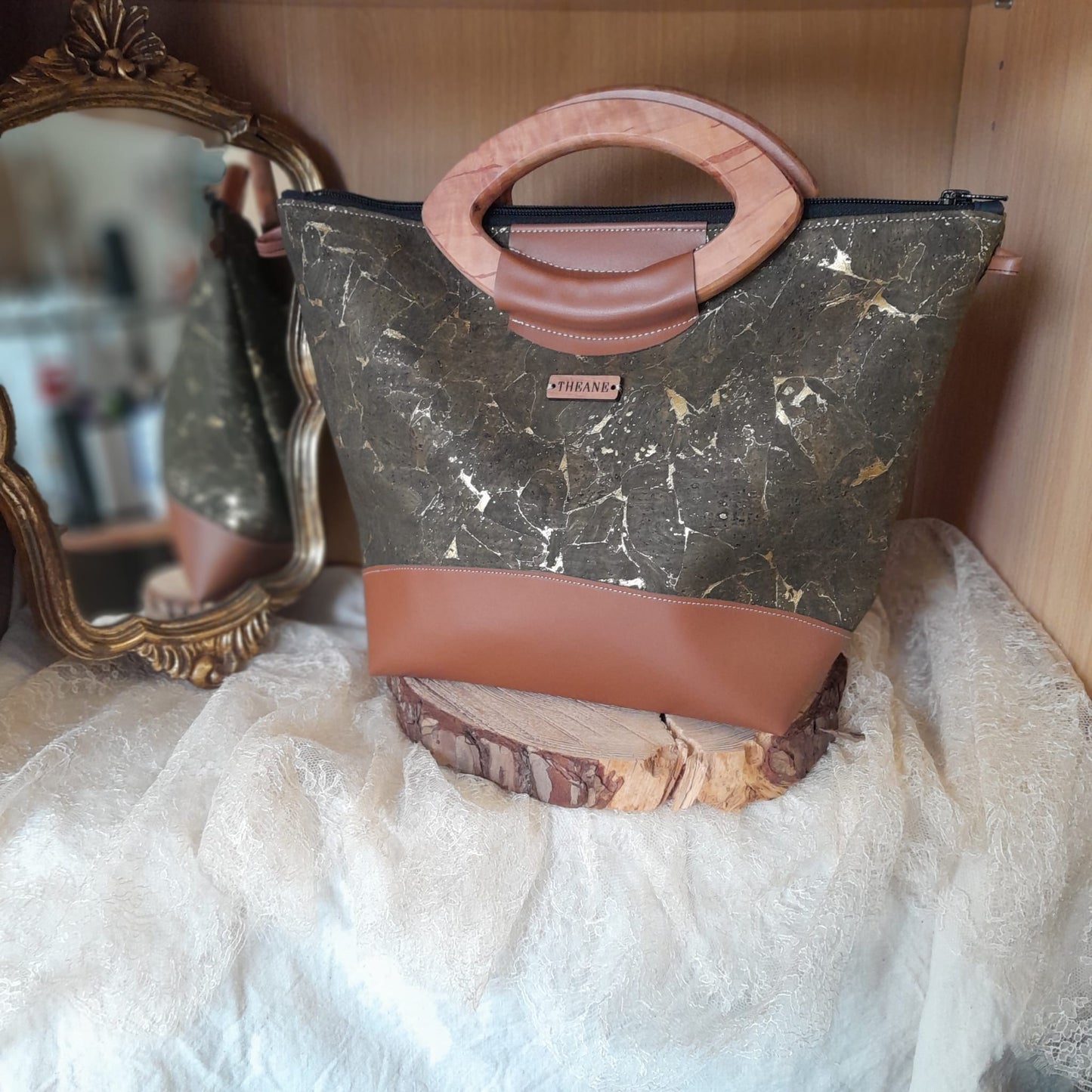 Sac cabas alter-cuir de raisin caramel, liège et poignées en bois 122