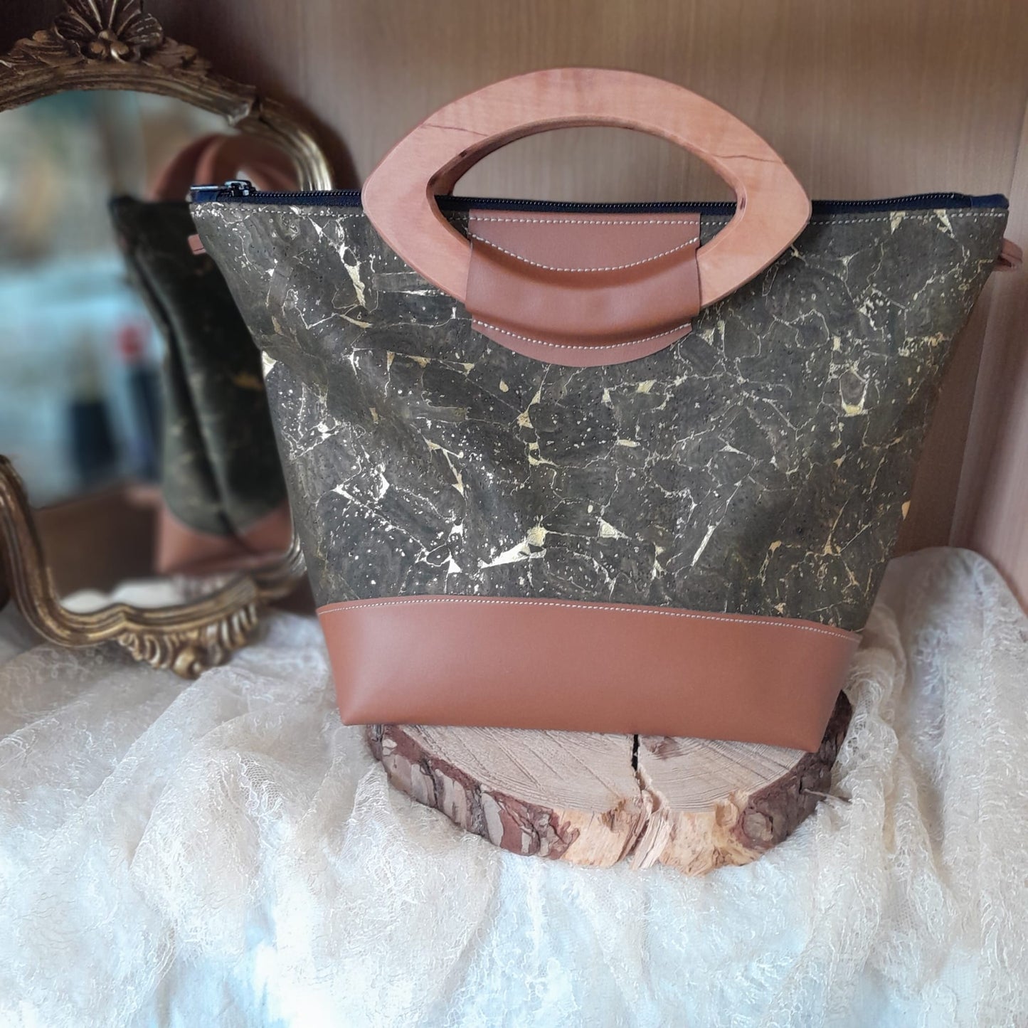 Sac cabas alter-cuir de raisin caramel, liège et poignées en bois 122