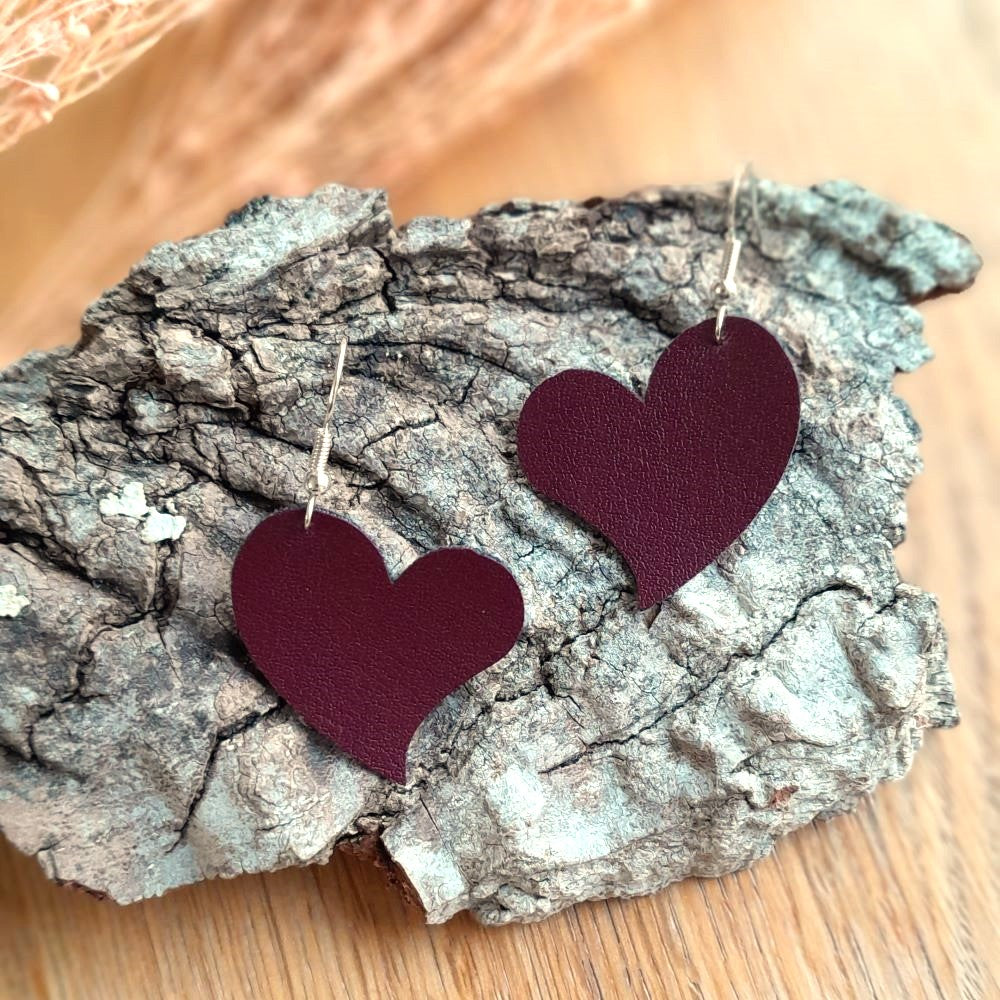 boucles d'oreilles cœurs asymétriques bordeaux en alter-cuir de raisin végan