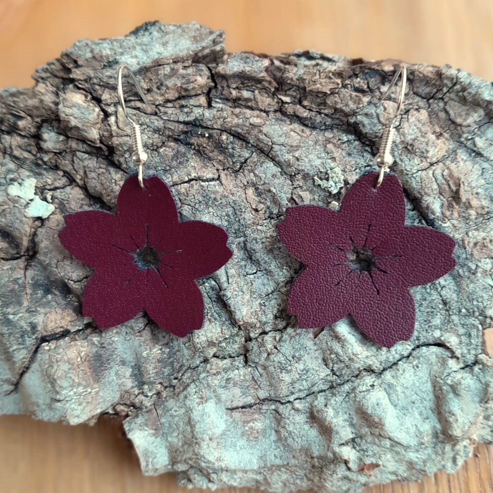boucles d'oreilles véganes en alter-cuir de raisin bordeaux fleurs de tiaré
