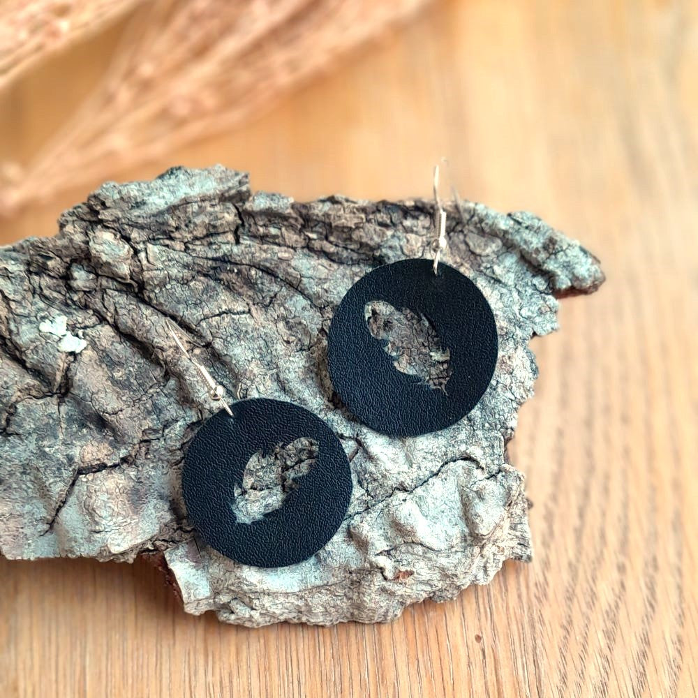 boucles d'oreilles véganes plumes en alter-cuir de raisin noir