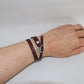 bracelet bordeaux réglable en alter-cuir de raisin porté au poignet