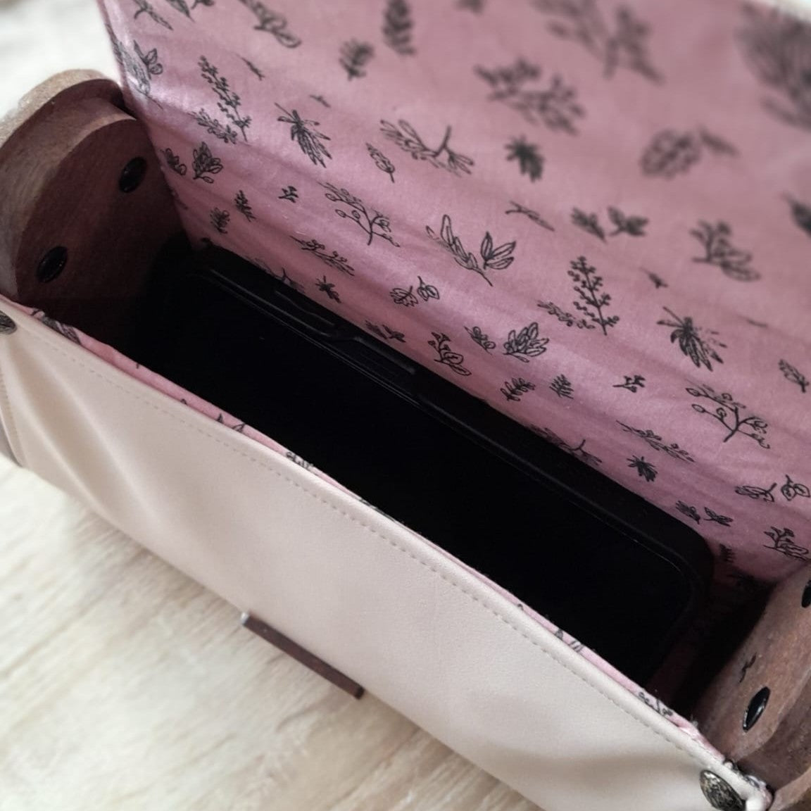 Mini sac bois et alter-cuir de raisin sable et noir 111