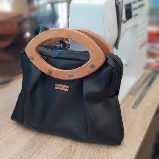 Petit sac plissé en alter-cuir de raisin noir et poignées en bois 108