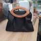 Petit sac plissé en alter-cuir de raisin noir et poignées en bois 108