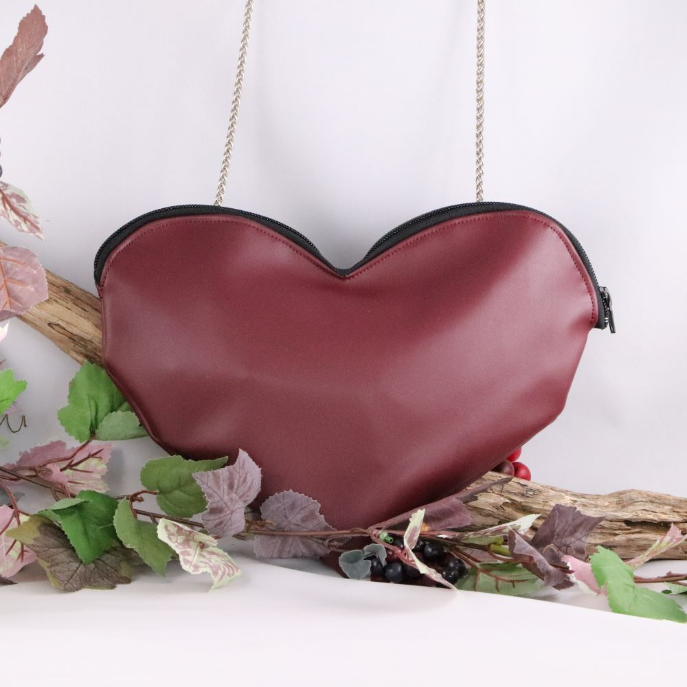 pochette bordeaux forme coeur en alter cuir de raisin avec branche