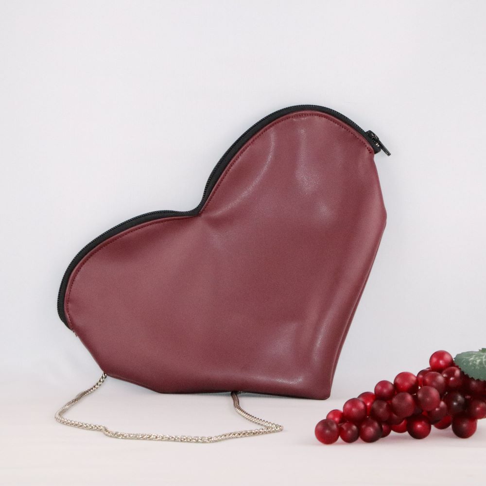 pochette bordeaux forme coeur alter cuir de raisin avec grappe