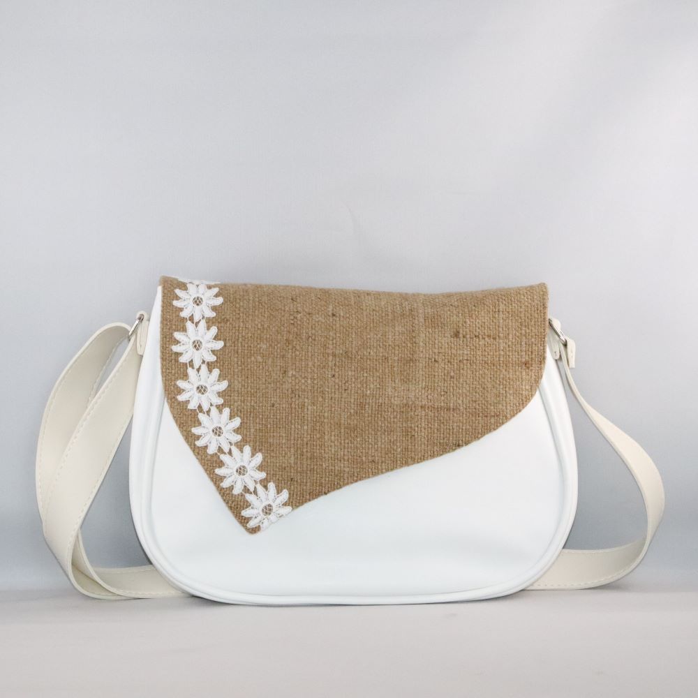 rabat jute fleurs blanches sur base de sac en cuir de raisin blanc