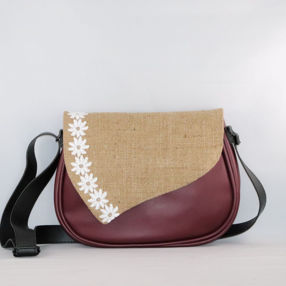 rabat toile de jute upcyclée fleurs blanches sur base de sac en cuir de raisin bordeaux